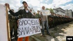 Протест біля посольства Росії в Києві, де проходять вибори до російської Державної думи, 18 вересня 2016 року