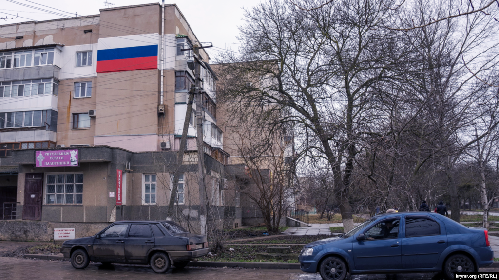Магазин «Ритуальні послуги» в прибудові до п'ятиповерхівки на вулиці Першотравнева