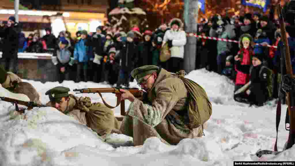 Історична реконструкція бою військ УНР проти більшовиків на заводі &laquo;Арсенал&raquo;. По закінченню реконструкції від Арсенальної площі до Аскольдової могили пройшов смолоскиповий марш до Дня пам&#39;яті Героїв Крут. Київ, 27 січня 2019 року ПЕРЕГЛЯНЬТЕ ФОТОГАЛЕРЕЮ