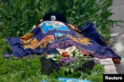 Убитий український поліцейський біля штабу міліції у сутичці з проросійськиими бойовиками в Маріуполі, 9 травня 2014 року