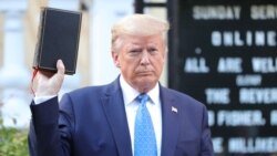 Президент США Дональд Трамп тримає Біблію, стоячи перед Єпископальною церквою Св. Іоанна навпроти Білого дому. Для того, щоб перзидент міг зробити це фото, поліція розігнала протестувальників