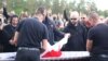 Пахаваньне актывіста Вітольда Ашурка ў Бярозаўцы. У труну паклалі бел-чырвона-белы сьцяг.