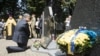Президент України Петро Порошенко під час візиту до Польщі взяв участь у відкритті в селі Сагринь Меморіалу пам’яті українців, які загинули від рук польських «селянських батальйонів» та підрозділів Армії крайової у 1944 році. Сагринь, 8 липня 2018 року