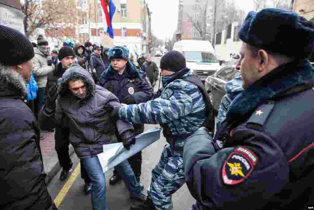 Поліцейські затримують одного з учасників акції протесту біля посольства Туреччини. 25 листопада 2015 року