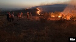 Пожар во Кочани. Неколку граѓани побарале помош поради отежнато дишење од чадот. Оштетени се куќи и возила. 02.08.2021.