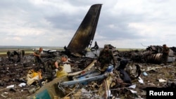 Сепаратисти шукають вцілілу амуніцію уламках збитого літака, фото 14 червня 2014 року