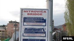 Most deli Mitrovicu na albanski i srpski deo