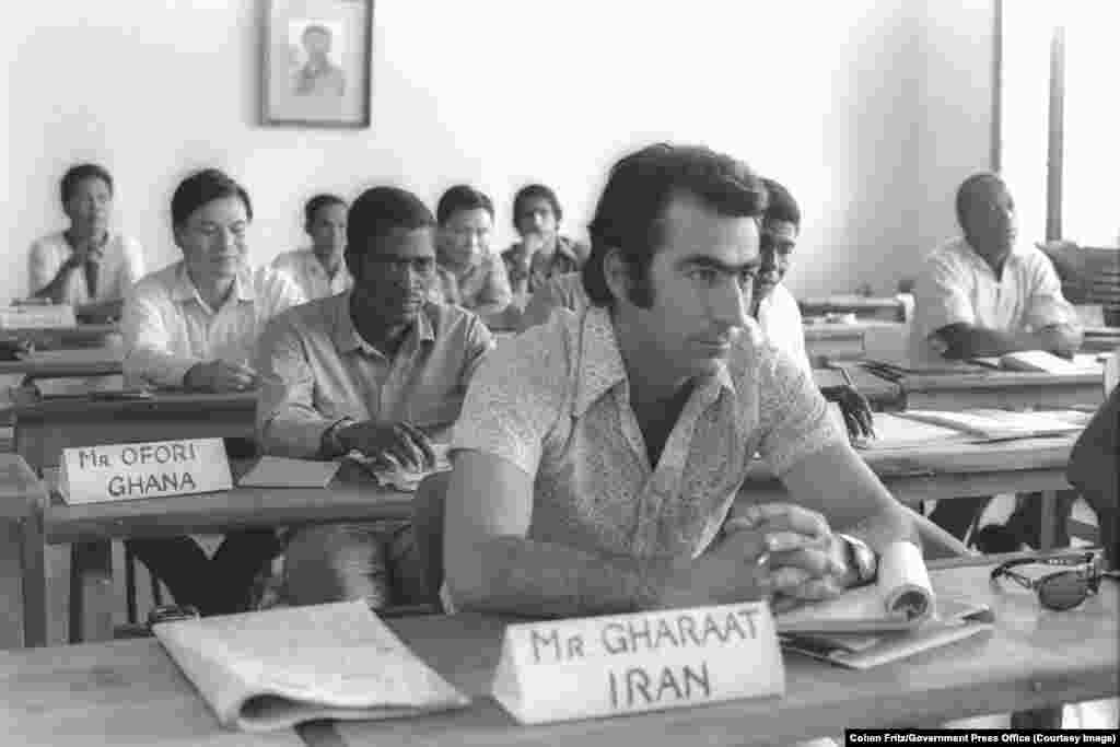 1971-ci il. Yaxın Şərq və Afrikadan gələnlər Təl-Əvivdən şimalda yerləşən Beyt-Berldə təhsil ocağında fermerlik üzrə mühazirə dinləyirlər.
