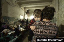Люди у бомбосховищі в Маріуполі, 7 березня 2022 року