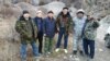 (Оңдон солго) катарда биринчи турган шектүү Мелис Калыков, катарда үчүнчү турган маркум прокурор Анарбай Мамажакыпов. Сүрөт Интернеттен алынды.