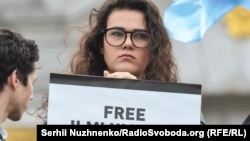 Айше Умерова під час акції протесту в Києві