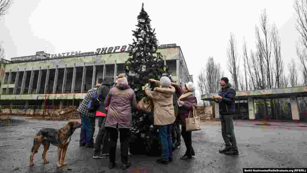 Щоб прикрасити новорічну ялинку на центральній площі Прип'яті, 25 грудня в зону відчуження приїхало 18 колишніх жителів міста 