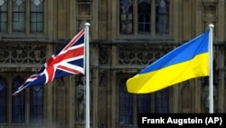 Флаги Великобритании и Украины.