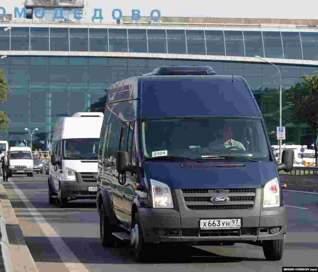 Автоколона мікроавтобусів з 10-ма російськими шпигунами, депортованими зі США 9 липня 2010 року, рухається з аеропорту Домодєдово в напрямку центру Москви.