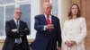АҚШ Президенти Дональд Трамп (ўртада) Шотландиянинг Тёрнберри шаҳрида Буюк Британия Бош вазири Кир Стармер (чапда) ва унинг рафиқаси Виктория билан.

