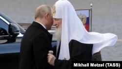 Президент Росії Володимир Путін (ліворуч) і Московський патріарх Кирило