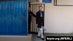 Євген Гайворонський виходить із сімферопольського СІЗО після 12 діб арешту, 7 квітня 2019 року