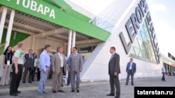 Татарстан президенты Рөстәм Миңнеханов Казанда яңа ачылган "Леруа Мерлен" кибетендә. 24 июнь 2013.