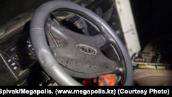 Maşgalanyň “Niva off-road” kysymly ulagy bolsa jesetlerden biraz uzakda, içi adamsyz, ýöne gan-kok yzly görnüşde tapyldy.