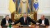 Ахтем Чийгоз, Петро Порошенко та Ільмі Умеров під час зустрічі в Адміністрації президента, 27 жовтня 2017 року
