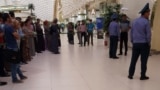 Russiýa işlemäge baran türkmenistanlylaryň Moskwanyň Ukrainadaky urşuna hakyna tutma bolup gatnaşýandygy baradaky maglumatlaryň arasynda, türkmen häkimiýetleri dürli bahanalar bilen Russiýa barýan raýatlaryň öňüni baglap başladylar.
