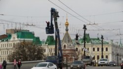 В центре города срочно монтируют освещение.