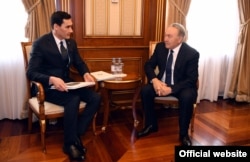 Сердар Бердімухамедов (л), на той час депутат парламенту Туркменистану, зустрічається з тодішнім президентом Казахстану Нурсултаном Назарбаєвим (п) в Астані в березні 2018 року