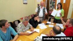 Алег Трусаў і Алена Анісім тлумачаць, як запаўняць анкеты