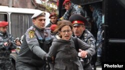 Ереванская полиция задерживает участников акции протеста в день визита Путина