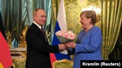 Квітами зустрів у Кремлі президент Росії і колишній агентом КДБ у Дрездені Володимир Путін канцлера Німеччини Ангелу Меркель. 20 серпня 2021 року