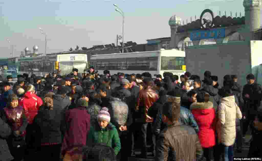 Торговцы сгоревших на алматинской барахолке рынков вышли 18 ноября на акцию протеста. Они попытались перекрыть автотрассу, требуя встречи с акимом Алматы. 17 ноября на барахолке произошел второй за последние два месяца крупный пожар. Подавляющее большинство алматинских рынков были открыты в 1990-е годы. В акимате города говорят, что &laquo;на этих рынках не соблюдаются ни строительные, ни санитарные правила, к тому же рынки создают препятствия дорожному движению&raquo;.