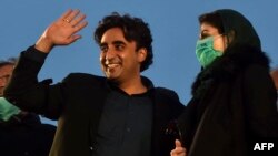 پخوانی تصویر: بلاول بوټو زرداري د مريم نواز سره ولاړ دی