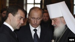 Президент Росії Дмитро Медведєв (зліва), російський прем’єр Володимир Путін (в центрі) і патріарх РПЦ Кирило. 13 січня 2009 р.