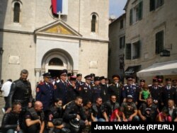 Група російських байкерів та казаків у місті Котор
