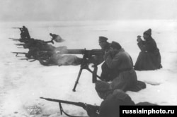 Комуністичні бійці просуваються через замерзлу Фінську затоку до портового міста Кронштадт у березні 1921 року