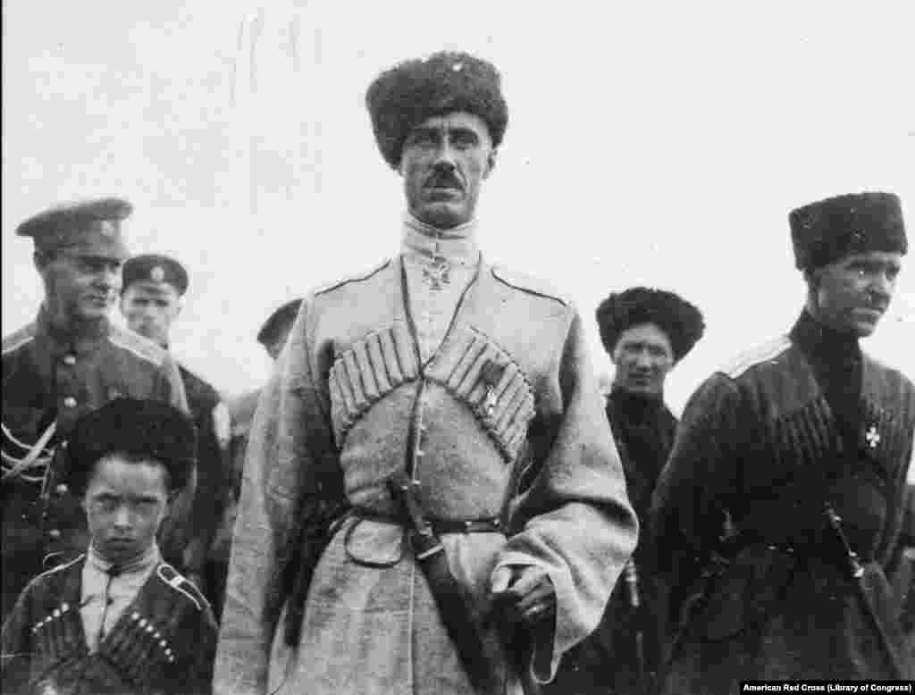 Руководитель Белого движения Петр Врангель. Фотография 1919 года. Осенью 1920 года, когда стало понятно, что большевики захватят Крымский полуостров, Врангеля вместе с около 100 тысячами военнослужащих Белой армии на кораблях Антанты эвакуировали в Константинополь. По данным западных историков, после захвата большевиками Крыма с ноября 1920-го по март 1921-го на полуострове были расстреляны от 60 до 120 тысяч человек, обвиненных в пособничестве Белому движению или участвовавших в боях на стороне белогвардейцев. Врангель скончался в Брюсселе в 1928 году 