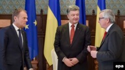 Президент Європейської ради Дональд Туск (л), президент України Петро Порошенко (ц) і президент Європейської комісії Жан-Клод Юнкер у Києві, 27 квітня 2015 року