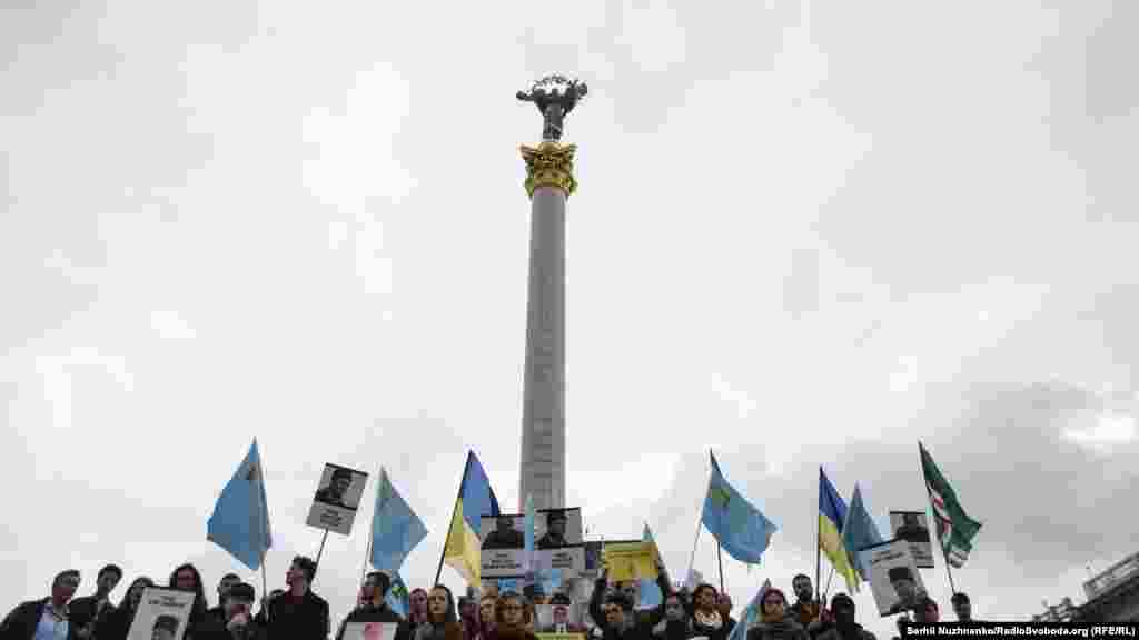 Учасники акції тримають плакати на підтримку політв'язнів Кремля Ільмі Умерова, Ахтема Чийгоза та інших