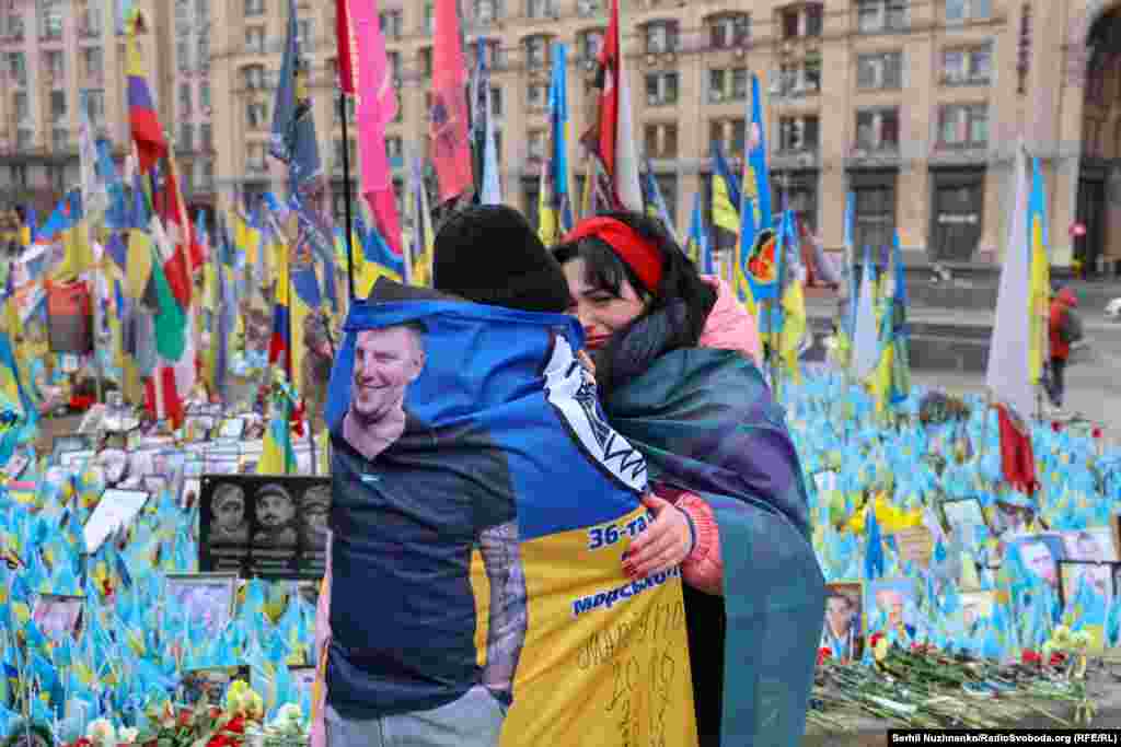 На фото: дружина українського військовополоненого Ольга Куртмалаєва під час акції на майдані Незалежності. «Для нас важливо, щоб люди розуміли, що захисники України проходять страшні катування просто за те, що вони обороняли нашу країну», – розповіла жінка Радіо Свобода