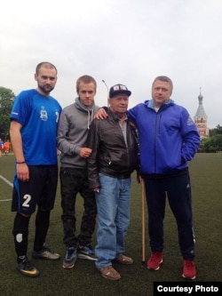 Валеры Ісаеў з футбалістамі розных пакаленьняў - бацькам і двума сынамі