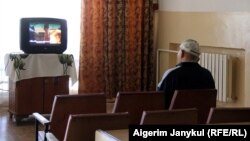 Карылар үйүндөгү карыя. Иллюстрациялык сүрөт.