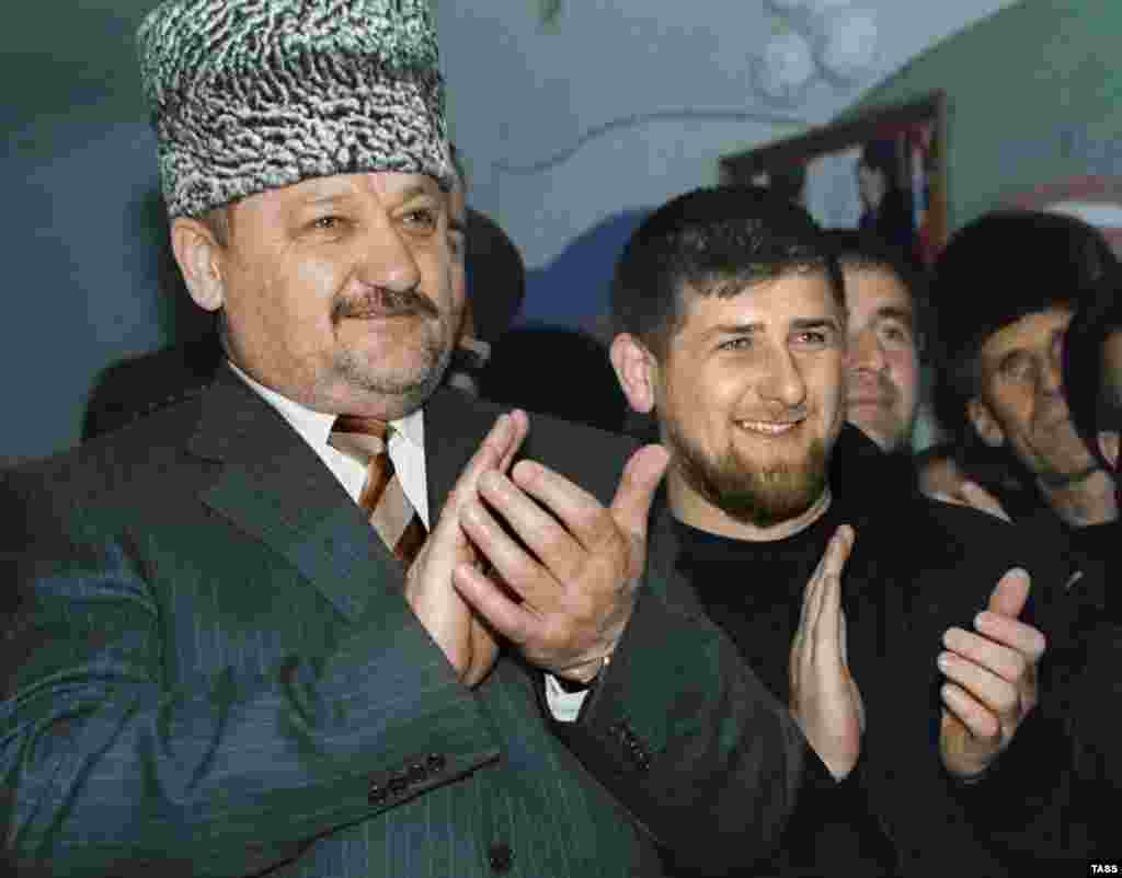 У березні 2002 року тимчасовим виконувачем обов&rsquo;язків голови російської влади Чечні призначили Ахмада Кадирова (л). Цей бойовик-сепаратист перейшов на бік Росії і 2004 року був убитий унаслідок замаху. Путін 2007 року призначив керівником Чечні його сина &ndash; Рамзана Кадирова (п), і він досі обіймає цю посаду. Чечню відбудували завдяки масовим фінансовим вливанням із Москви. Але правозахисники кажуть, що Кадиров-молодший правує через насильство й залякування і несе відповідальність за численні багаторічні грубі порушення прав людини: викрадення, катування, вбивства тощо