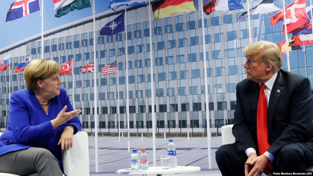 Donald Trump i Angela Merkel na sastanku tokom samita NATO u Briselu11. jula 2018
