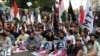 د پښتون ژغورنې غورځنګ او پښتونخوا ملي عوامي ګوند پلویان د علي وزیر په ګډون د ګرفتاره کسانو د خوشې کولو لپاره احتجاج کوي - د ۲۰۲۱ز کال د نومبر ۱۴مې انځور.