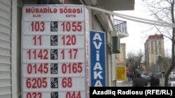 На прошедшей неделе девальвировалась национальная валюта Азербайджана – манат. Доллар подорожал на 33,5 процента, а цены на продукцию первой необходимости в стране взлетели в два раза