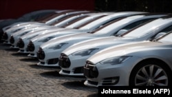Автомобілі Tesla Model 3, які випускає компанія американського бізнесмена Ілона Маска