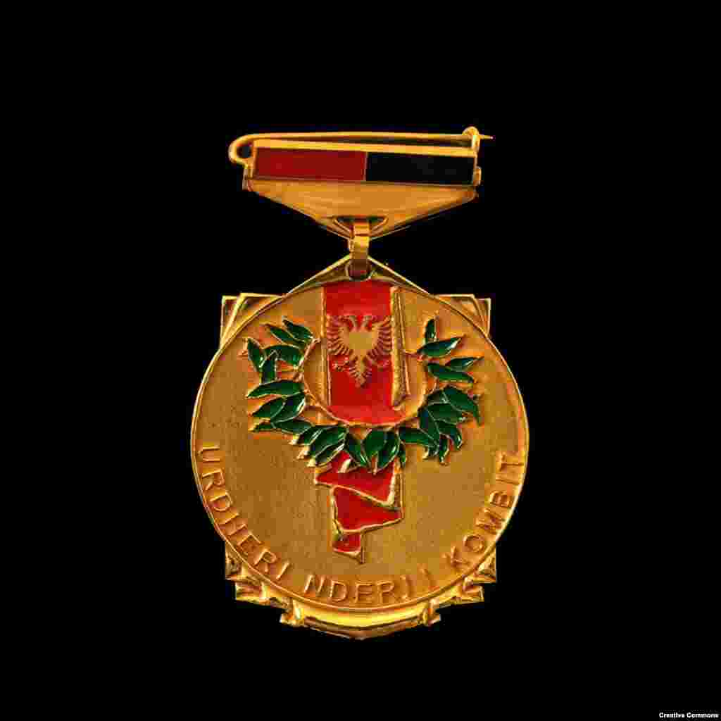Албанський орден &laquo;Честь нації&raquo;. &nbsp; Відзнака вручається президентом Албанії албанцям або іноземним громадянам &laquo;на знак подяки і визнання тих, хто своїми діями і добрим ім&#39;ям вносить вклад у шанування албанської нації&raquo; &nbsp;