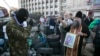Sveštenik daje blagoslov proruskim separatistima, Donjeck, 24. april 2014.