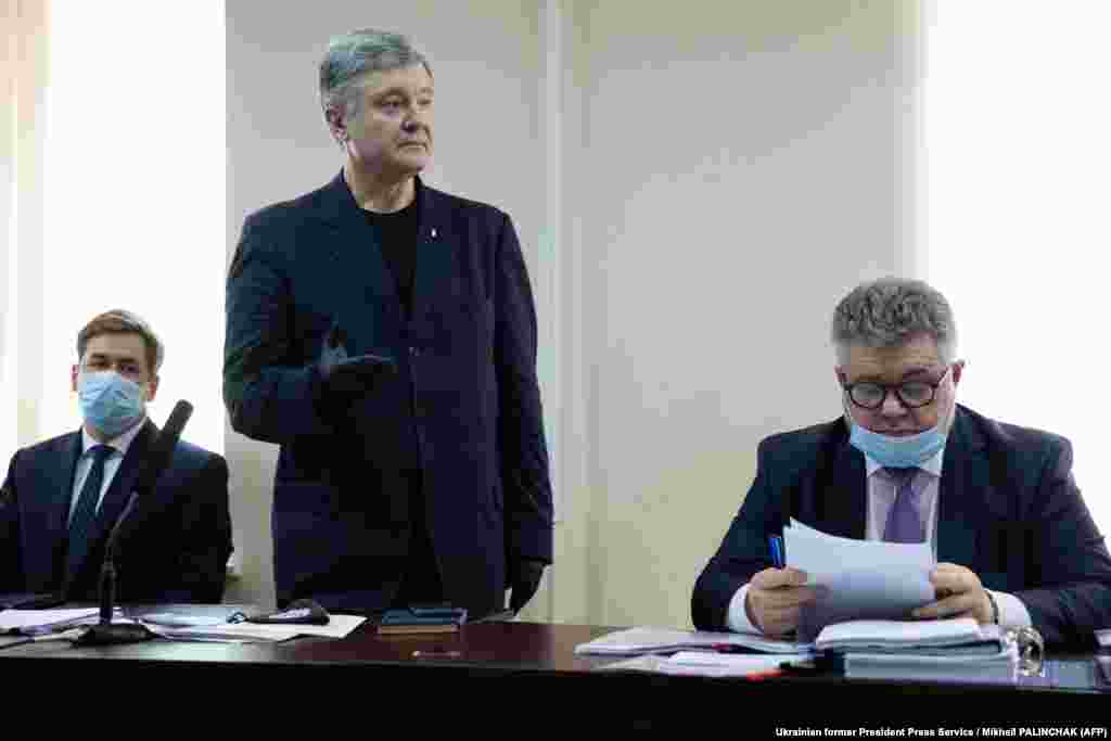 Петро Порошенко під час судового засідання з обирання запобіжного заходу експрезидентові через підозру щодо перевищення влади. Київ, 1 липня 2020 року БІЛЬШЕ ПРО ЦЕ: Суд для обрання запобіжного заходу Порошенкові перенесли на 8 липня