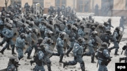 «Беркутівці»під час наступу на протестувальників. Київ, січень 2014 року